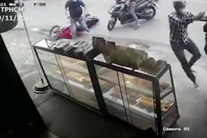 Video: Cận cảnh Trinh sát hình sự khống chế hai tên cướp trên đường như phim hành động