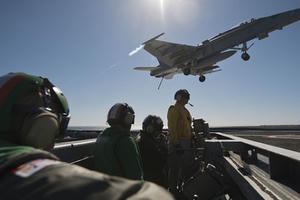 Máy bay chiến đấu đâm trúng thủy thủ trên tàu sân bay Mỹ