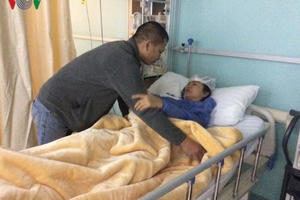 Người thân gặp mặt các nạn nhân vụ xe chở người Việt bị đánh bom