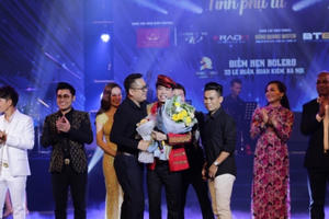 Liveshow Ngọc Sơn tại Hà Nội “cháy vé”, khán giả ngồi ghế súp