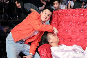 Trấn Thành ngủ say mê mặc kệ Việt Hương, Dương Triệu Vũ đùa giỡn