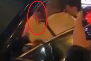 [Clip]: Tài xế xe ô tô biển xanh cố thủ trong xe sau khi gây tai nạn rồi bỏ chạy