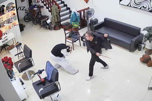 Bắc Ninh: Người đàn ông cầm dao xông vào tiệm tóc truy sát vợ và con gái