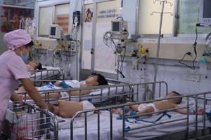 Đối phó dịch tay chân miệng bùng phát: Phân luồng, hội chẩn trực tuyến