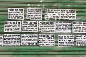 Xử lý “rác” quảng cáo - luật có, vì sao khó?