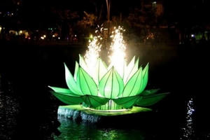 TP HCM: Thắp sáng 7 đóa sen xanh trên kênh Nhiêu Lộc