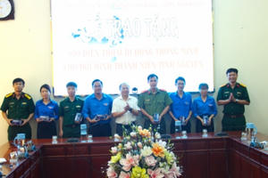 600 smartphone vừa được trao cho thanh niên tình nguyện tại Bình Phước