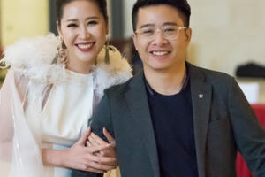 Dương Thùy Linh cười tít mắt vì được chồng đón sau khi chạy show