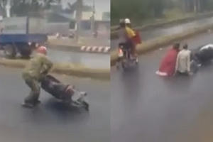 Hà Nội: Ngã xe liểng xiểng khi đi qua đoạn đường phủ kín dầu luyn Hà Nội: Ngã xe liểng xiểng khi đi qua đoạn đường phủ kín dầu luyn