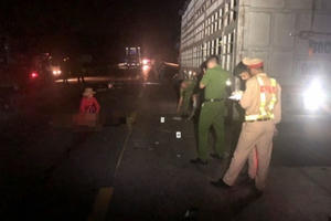 Lao thẳng vào đuôi xe tải đang đỗ, nam thanh niên tử vong tại chỗ Lao thẳng vào đuôi xe tải đang đỗ, nam thanh niên tử vong tại chỗ