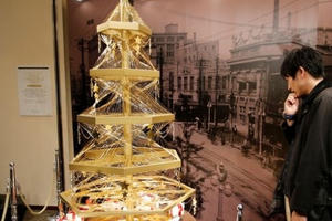 Ngợp mắt với cây thông Noel bằng vàng ròng trị giá 1,8 triệu USD