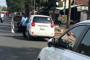 Nguy hiểm khi mở cửa ô tô thiếu quan sát