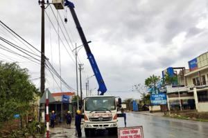 Hơn 410.000 khách hàng 6 tỉnh, TP miền Trung mất điện sau bão Vamco