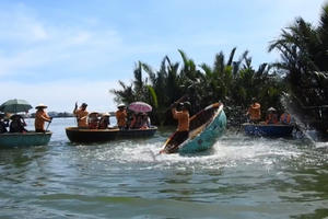 Độc đáo điệu múa thúng trên sông "trong lòng" phố Hội