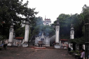 Kẻ gian đột nhập vào đền phá hàng loạt hòm công đức lấy tiền