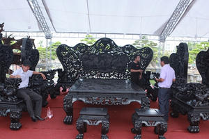 Đại gia Thanh Hóa "vác" bộ siêu bàn ghế 27 tỷ đồng đi triển lãm