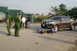 Xe máy đấu đầu xe ô tô, khiến 2 thanh niên nguy kịch Xe máy đấu đầu xe ô tô, khiến 2 thanh niên nguy kịch
