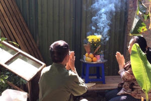 Gia đình liệt sĩ ở Hà Nội kêu cứu vì... mồ mả người thân bị "vùi lắp"