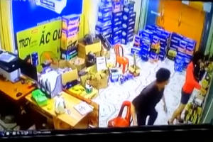 Ninh Bình: Xuất hiện clip chồng bạo hành, đánh đập vợ dã man