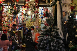 Người dân Thủ đô háo hức, rộn ràng với không khí Giáng Sinh sắp đến