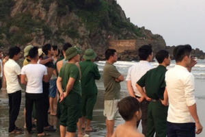 Nghệ An: Chụp ảnh kỷ yếu dưới biển, 2 nam sinh bị sóng cuốn