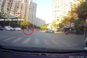 [Clip]: Vượt đèn đỏ tài xế xe công nghệ bị xe ô tô tông hất văng xuống đường