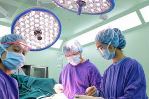 Thủng dạ dày vì súng tự chế phát nổ