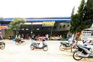 Lâm Đồng: Một hộ dân tự ý lấn chiếm hành lang quốc lộ để lập chợ Lâm Đồng: Một hộ dân tự ý lấn chiếm hành lang quốc lộ để lập chợ