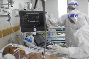 Thắp nến, thả hoa đăng tưởng niệm nạn nhân COVID-19 vào Rằm tháng 10