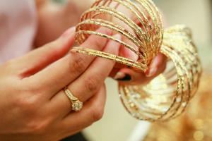 Kinh tế 24h: Vàng sụt giảm, chạm mức đáy của 2 tuần, Grab và Uber cạnh tranh khốc liệt