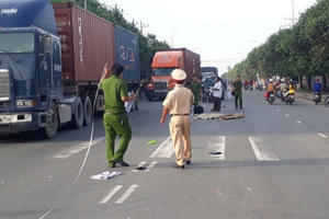 Tin tai nạn giao thông: Xe tải chở phế thải gây tai nạn liên hoàn, cuốn xe máy vào gầm