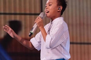 Vietnam Idol Kid 2016: Cậu bé hát đám cưới lần đầu tiên mang giày hát trên sân khấu lớn