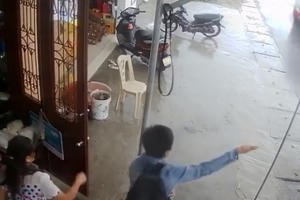 Hú hồn tài xế lao xe vào cửa bắt khách