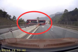 Từ phản ánh của người dân, xử phạt một tài xế 35 triệu đồng vì quay đầu xe trên cao tốc