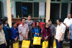 Bộ trưởng Trần Hồng Hà thăm người dân vùng lũ Thanh Hóa