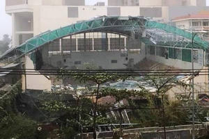 Clip bão số 12 đổ bộ vào Nha Trang