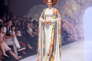 Trương Thị May rạng rỡ làm vedette cho show diễn của Thuận Việt