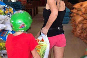 Người nước ngoài mang gạo đến ATM hỗ trợ người nghèo Việt Nam