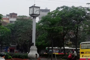Cột đồng hồ kỷ niệm 1.000 năm Thăng Long ngừng hoạt động, te tua vì thời gian