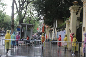 Thi vào lớp 10 tại Hà Nội: Thí sinh vội vã đến trường dưới cơn mưa tầm tã