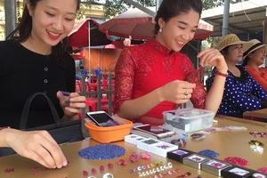 Đá quý tiền tỷ được bán ở chợ ven đường