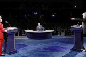 Ông Trump liên tục chặn họng, bà Clinton bảo đối thủ 'điên rồ' Ông Trump liên tục chặn họng, bà Clinton bảo đối thủ 'điên rồ'