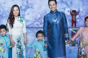 MC Phan Anh lần đầu diện áo dài cùng vợ và 3 con trên sàn catwalk chuyên nghiệp