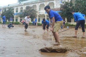 Sách vở trôi hết theo lũ!