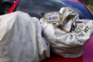 Nhặt được 2 túi rác chứa gần 1 triệu USD trên đường