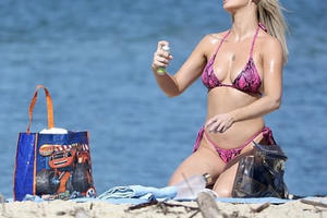 Sao truyền hình 9x nảy nở gợi cảm, tình tứ bạn trai ở biển