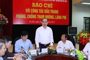 Đấu tranh chống tham nhũng, sợ nhất... “alo, vỗ vai”!