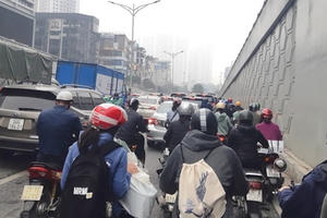 Điểm “nóng” ùn tắc Ngã Tư Sở chưa hạ nhiệt
