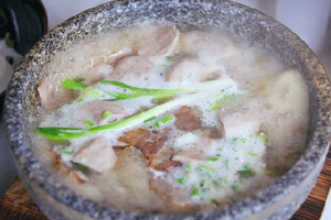 2 món phở đang khiến cộng đồng ẩm thực Sài Gòn sôi sục: Tô ngập thịt bò giá 2,3 triệu, tô sang chảnh với nguyên chú tôm hùm