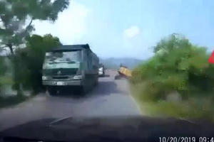 Kinh hãi với clip xe tải lật phơi bụng xuống ruộng khi đi đang lưu thông trên đường